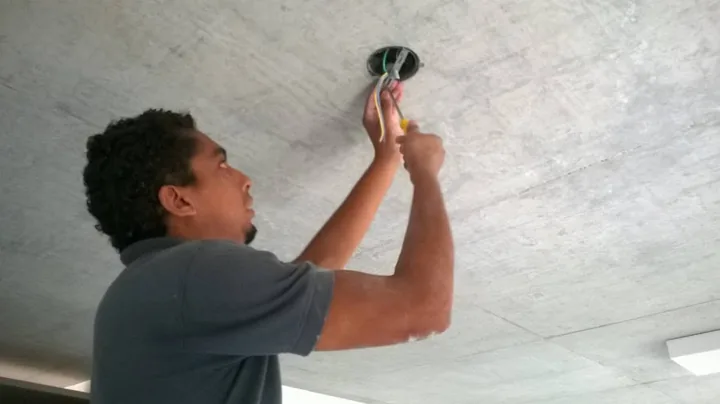 Atendimento de eletricista em Balneário Camboriú com execução limpa