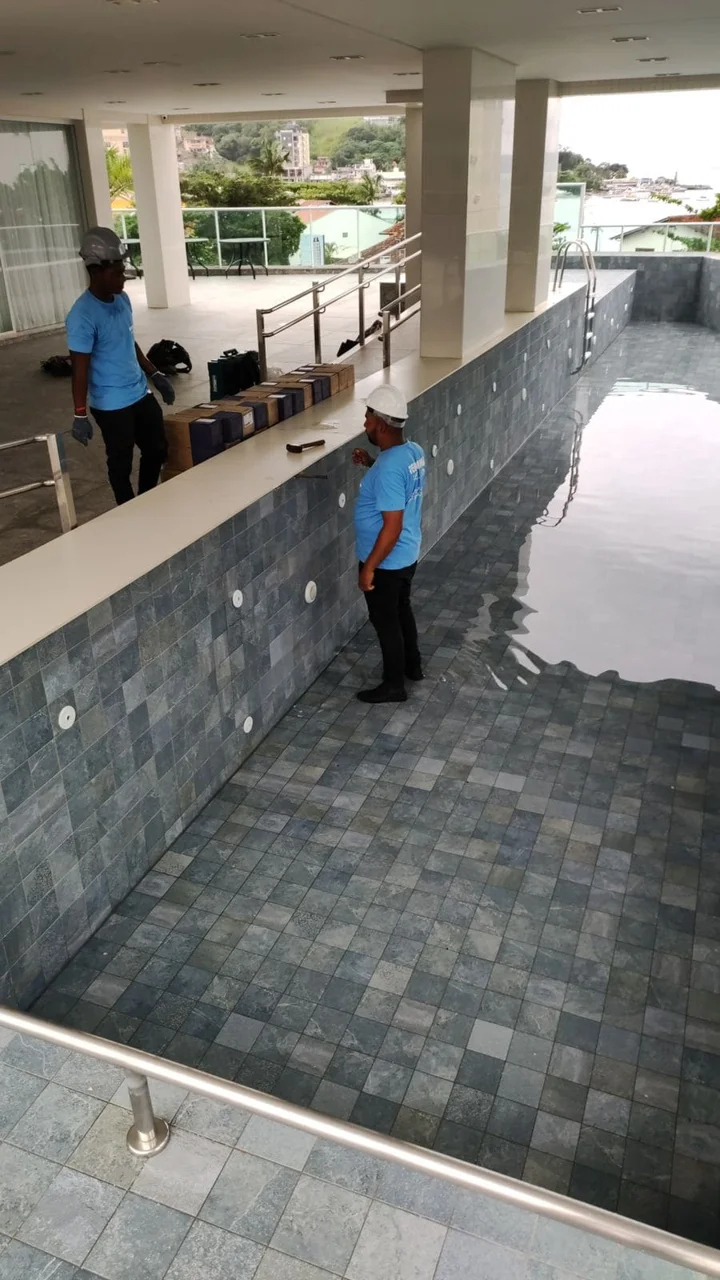 Serviço de encanamento em Palhoça durante manutenção residencial