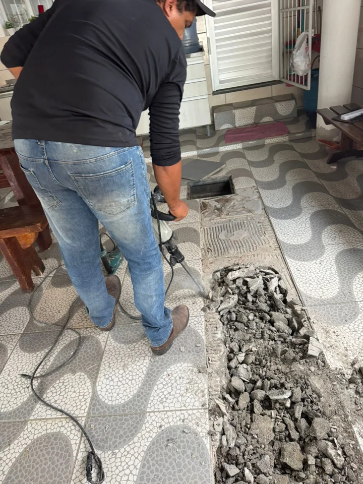 Trabalho real de encanador em São José na Grande Florianópolis