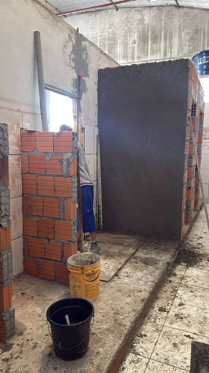 Pedreiro profissional Palhoça realizando assentamento de piso em reforma